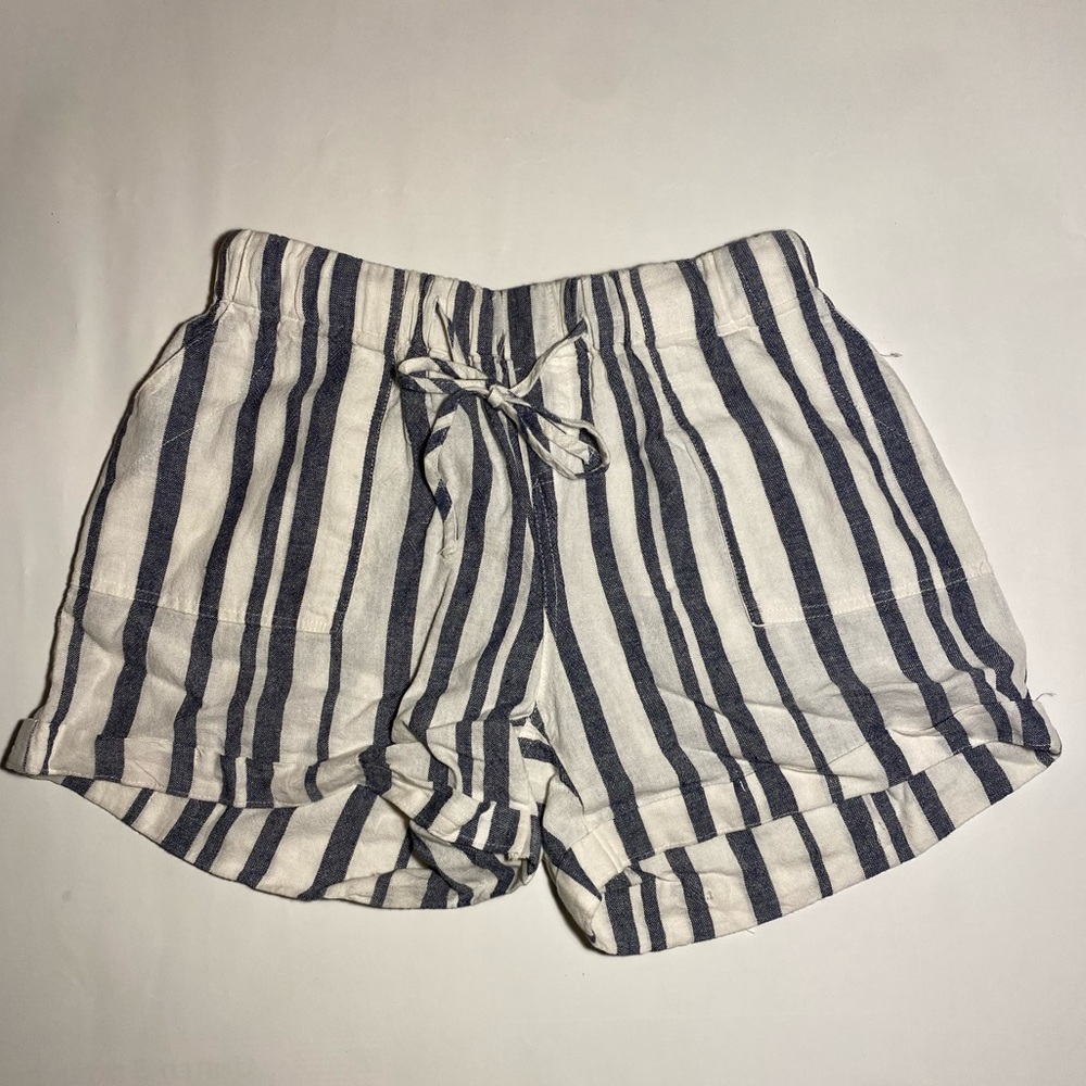 Blue and white striped shorts with tie and pockets